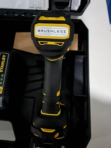 FURADEIRA PARAFUSADEIRA STANLEY 20V BRUSHLESS