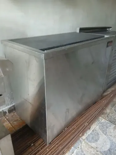Bancada toda em aço inox original com pedra de mármore portas e gaveta.