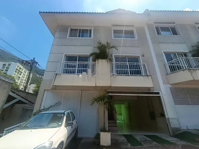 Vendo Linda Casa Triplex de Condomínio com 3 suites churrasqueira, aquecimento de agua via