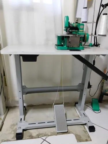 Máquina de costura overloque