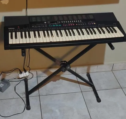 Teclado YAMAHA PSR-215 (único dono)