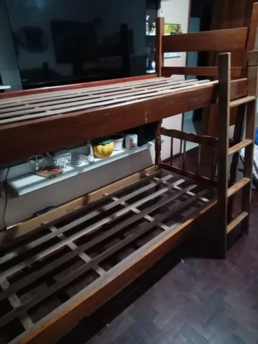 Cama beliche de madeira