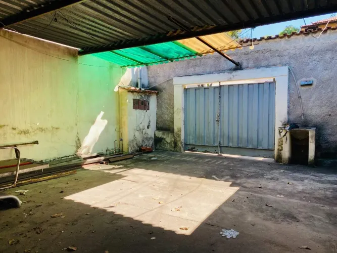 Casa em lote de aproximadamente 580m² com 5 quartos, 4 salas, 4 banheiros, 5 vagas de gara