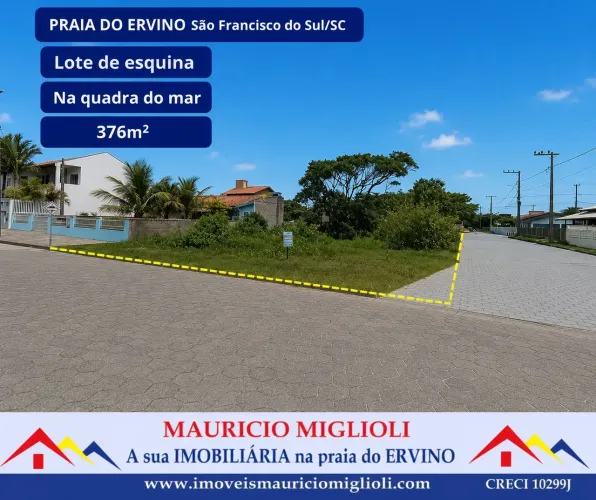 Lote de esquina na quadra do mar  na Praia do Ervino