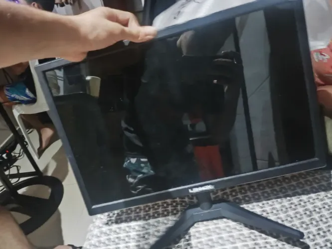 monitor lehmox 60hz Full HD funcionando perfeitamente