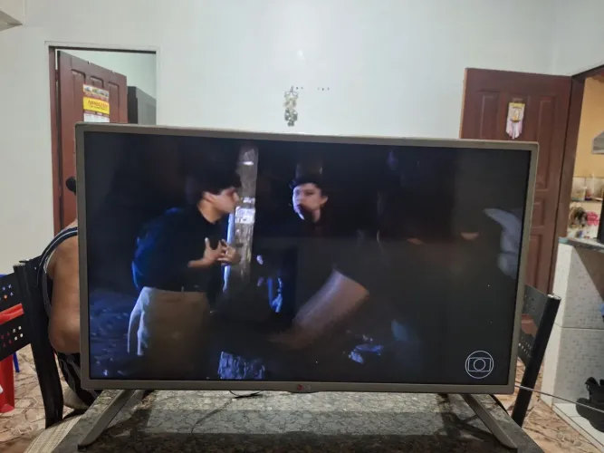 Vendo TV LG 32 polegadas, usada, em pleno funcionamento.