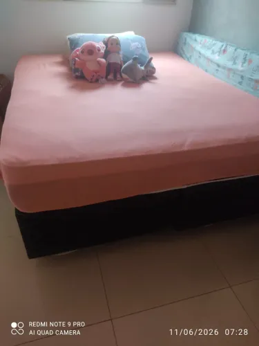 Cama Queen e bebedouro bem conservado