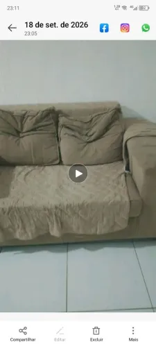 Um sofá de 2 e 3 lugares