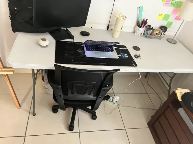 Mesa e cadeira de escritório