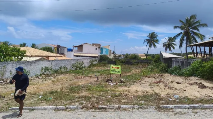 Terreno próximo a praia em rua calçada
