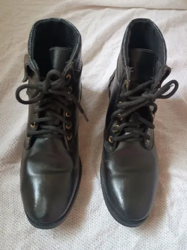Bota coturno feminina