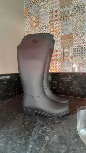 Botas pra montar, trabalhar.