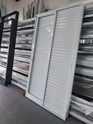 Porta balcão veneziana