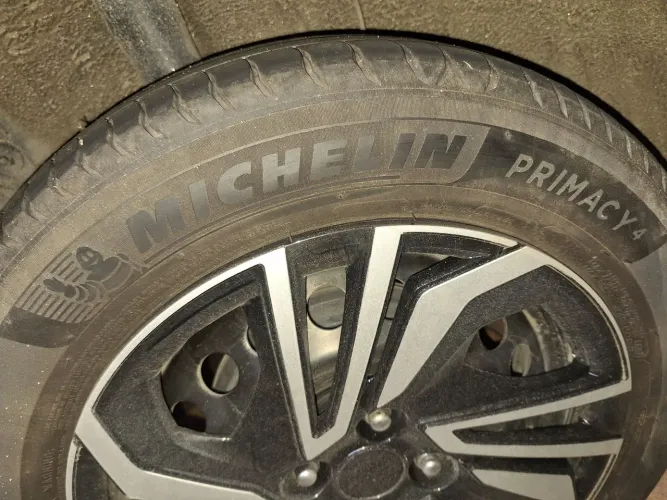 Jogo de rodas originais de aço + calotas esportivas do hb20 2026 com pneus 90% michelin
