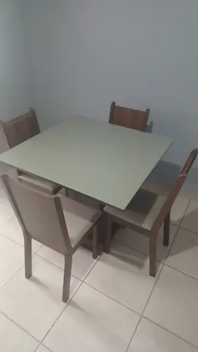 Mesa com tampo de vidro
