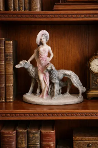 Escultura antiga feita em Pó de mármore, representando Dama com seus dois cachorros