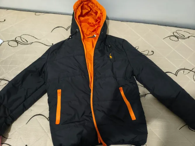 Jaqueta Masculina Grossa de Inverno com Capuz e Zíper Impermeável.