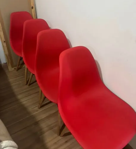 Jogo com 5 Cadeiras Eiffel Vermelhas (Charles Eames) - Semi-novas