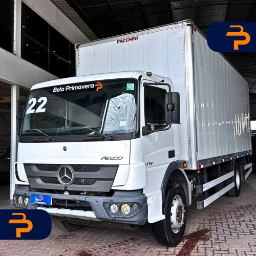 Caminhão Mercedes Benz 1719 no Baú