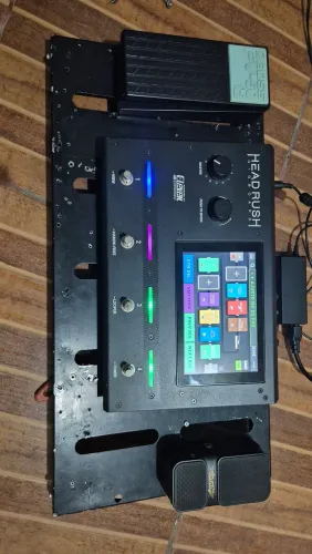 Pedaleira HeadRush gigboard . E pedalbord. Boss fv50h. Pedal wha e volume sonicake