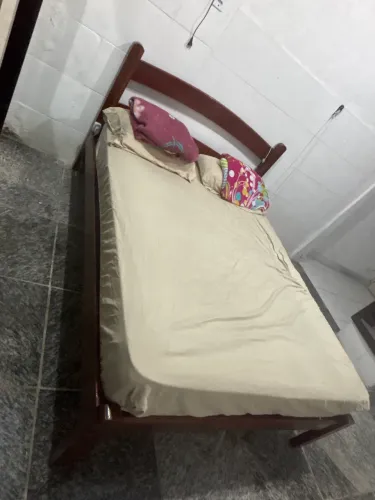 Cama casal de madeira