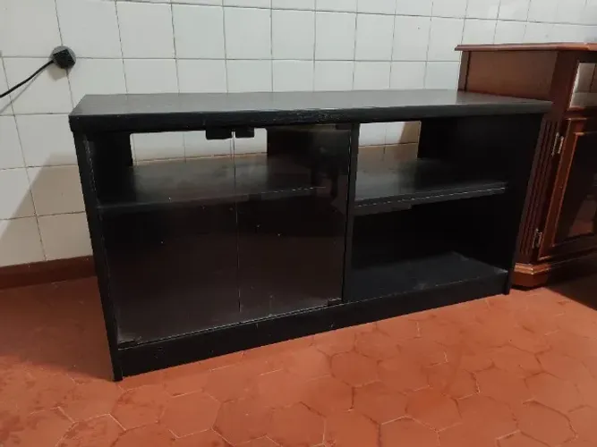 Estante de madeira preta com porta de vidro