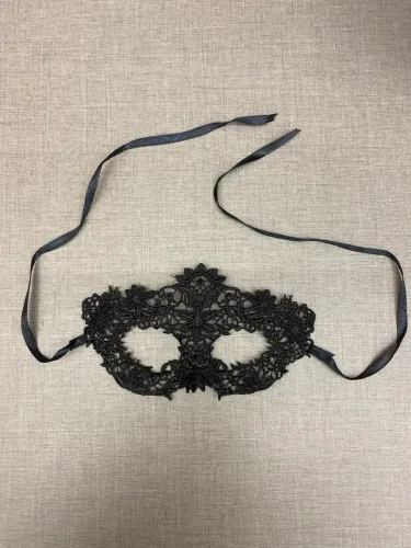 Máscara de renda preta