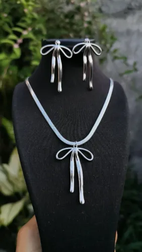 Conjunto colar e brinco de laço aço inoxidável