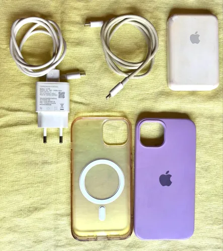 Vendo carregador de iPhone 12 cabo e um carregador de indução e duas capas do iPhone 13