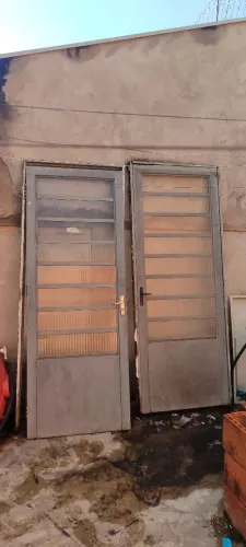 Portas de metal com vidros e batentes