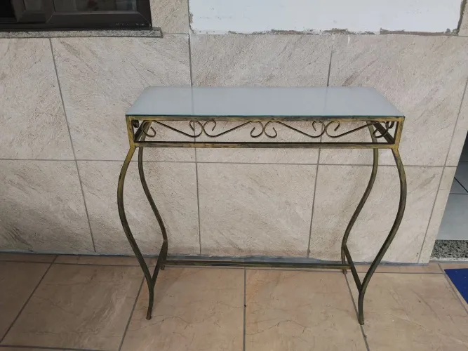 APARADOR EM METAL COM TAMPO DE VIDRO - ELEGÂNCIA E CHARME PARA SUA CASA
