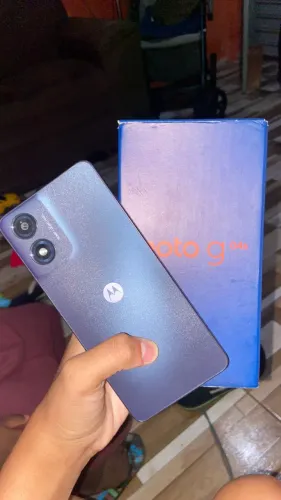 Vendo moto g04s com um trinco na tela 