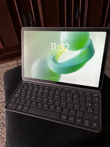 Tablet Lenovo com capa teclado