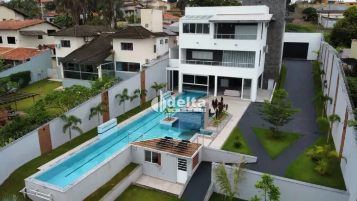 Casa residencial disponível para venda no bairro Cidade Jardim em Uberlândia-MG.