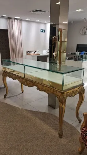 Mostruário de luxo estilo Luis XVI