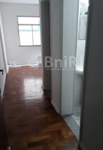 OPORTUNIDADE- CONJUGADO NO CENTRO DE PETROPOLIS - SEM VAGA .