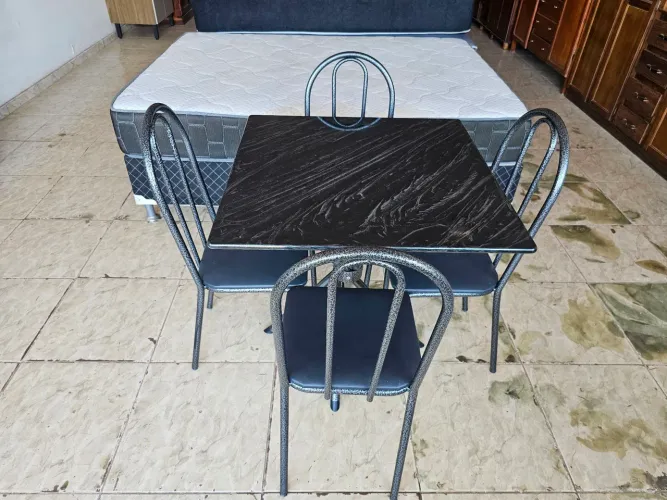 Mesa conservada de mármore