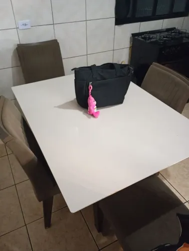 Vendo mesa 4 cadeiras 500 reais