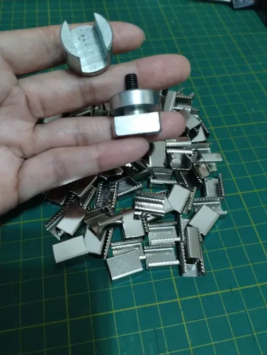 Matriz e chapinhas para cordão de crachá 