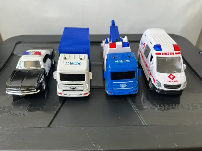 Kit de carrinhos de ferro e plástico 