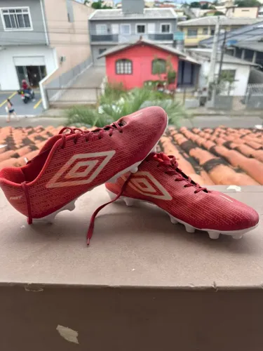 Chuteira Umbro- Rosa e branco Original.