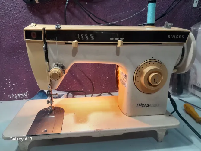 Vede-se máquina de costura SINGER 247