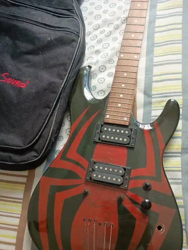 Guitarra PHX Marvel Series (Edição Venom / Homem-Aranha) + Bag