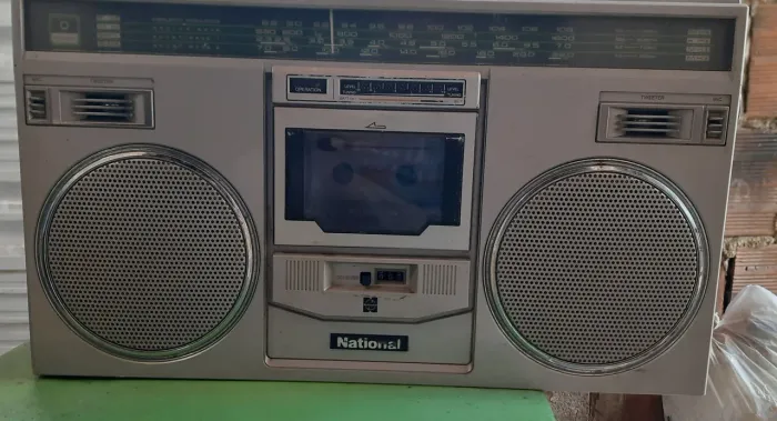 Rádio gravador antigo