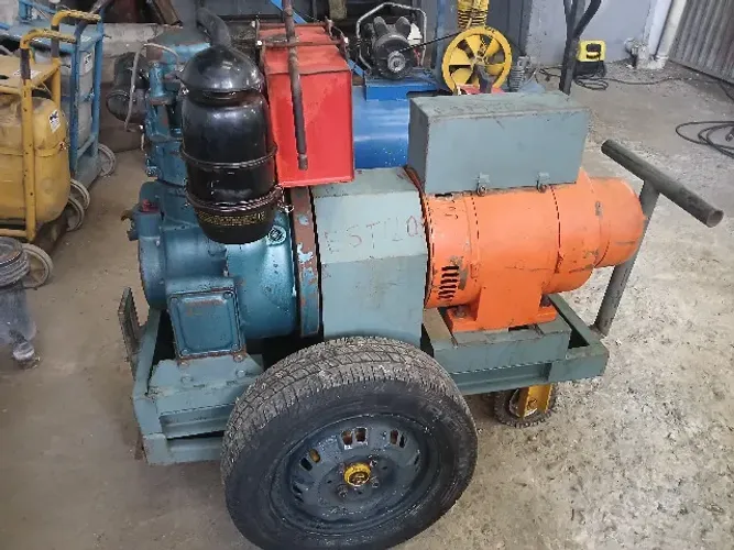 Grupo Gerador 10 KVA trifásico com gerador Kohlbach motor Agrale M93 diesel usado revisado