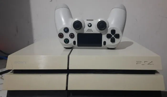 Playstation 4 fat branco completo +1 jogo de brinde (detalhe na carcaça)