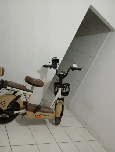 Vendo uma bicicleta elétrica nova só 4 meses de uso e minha filha nem andava muito