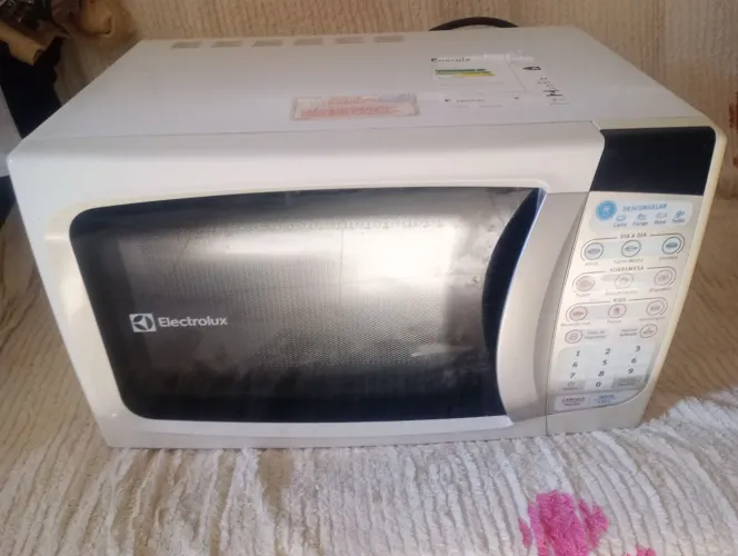 VENDO MICRO-ONDAS Eletrolux 20 L tratar com *60