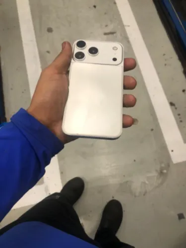 Iphone Xr na carcaça do 17 pro