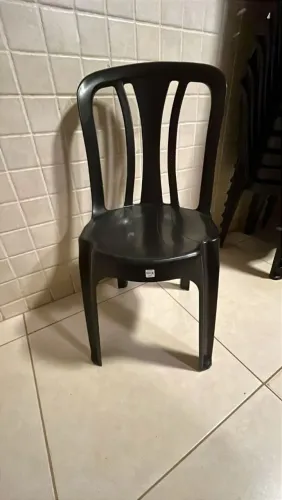 VENDE-SE CADEIRAS DE PLÁSTICO 